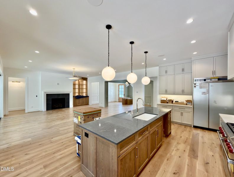 9E864603-84B3-46B1-9F36-2550C20F2A37_1_2