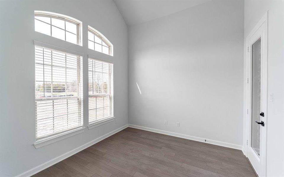 Spacious, unfurnished interior of a new home in Heath Golf & Yacht Club, Heath (Image 16).