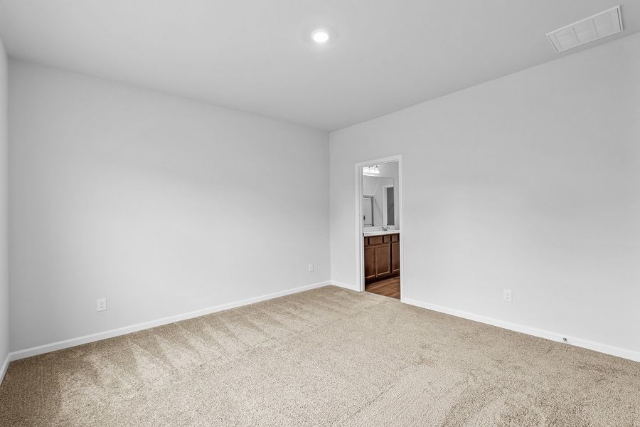 Spacious, unfurnished interior of a new home in Fieldstone, Lexington (Image 25).