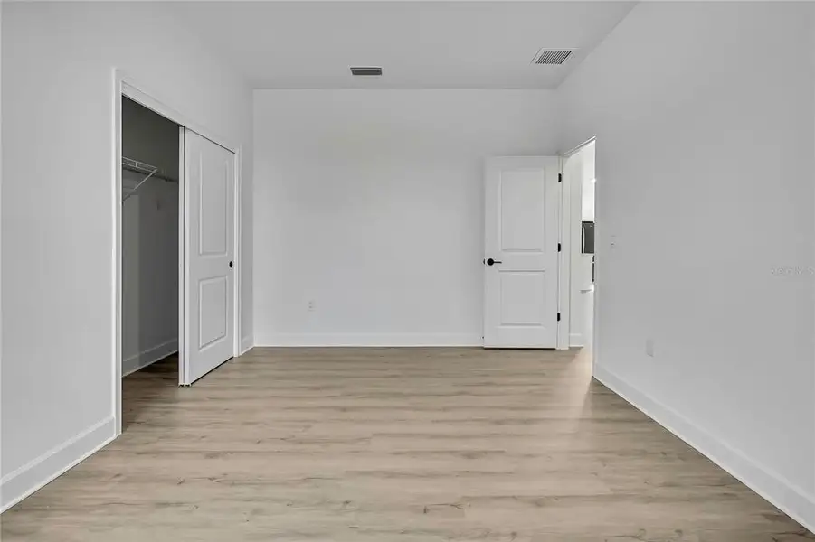 Spacious, unfurnished interior of a new home in , Weeki Wachee (Image 38).