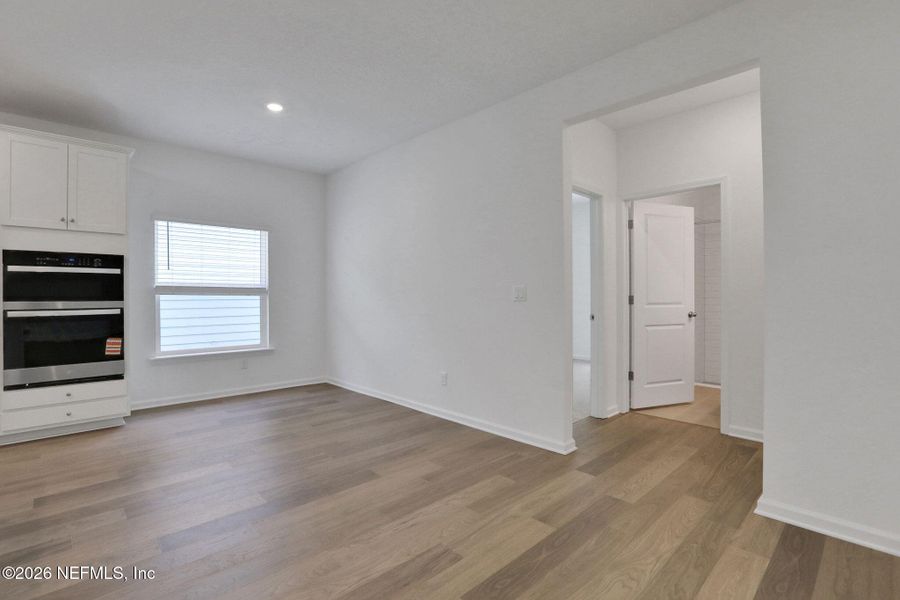 Spacious, unfurnished interior of a new home in Jennings Farm, Middleburg (Image 30).