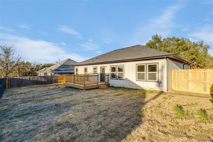 Exterior details and patio area of a home in , Granbury (Image 3).