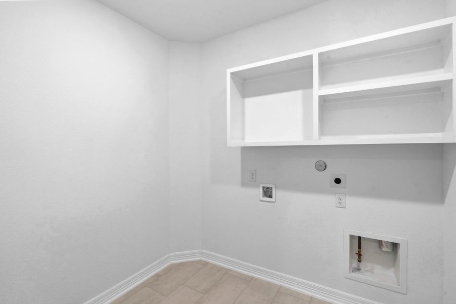 Spacious, unfurnished interior of a new home in Sunterra Lakes, Brookshire (Image 25).