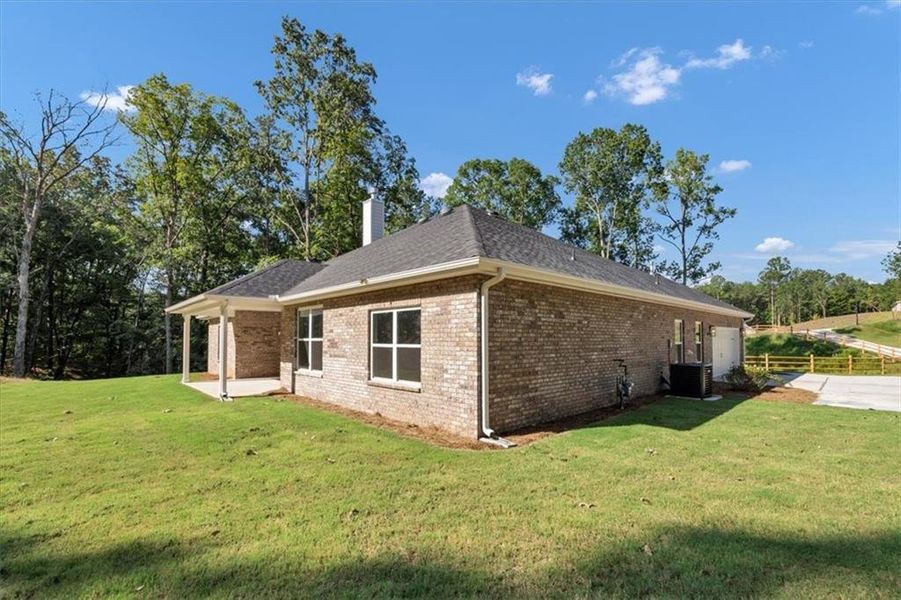 Exterior details and patio area of a home in Tuscany Hills, Douglasville (Image 3).