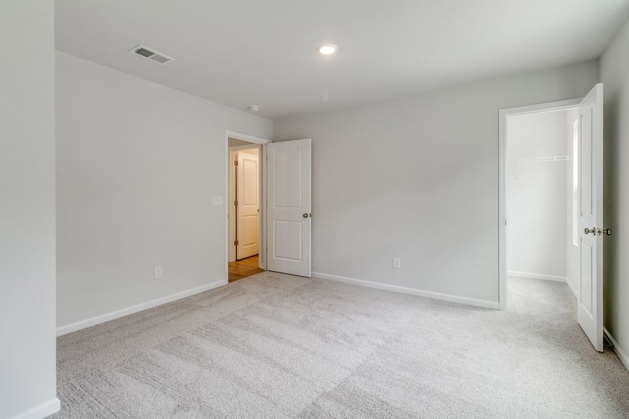 Spacious, unfurnished interior of a new home in Bluefield, Lexington (Image 30).