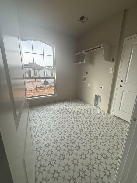 Spacious, unfurnished interior of a new home in Stoneview, Glen Rose (Image 3).