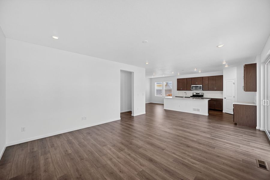 Spacious, unfurnished interior of a new home in Sky Ranch, Aurora (Image 9).
