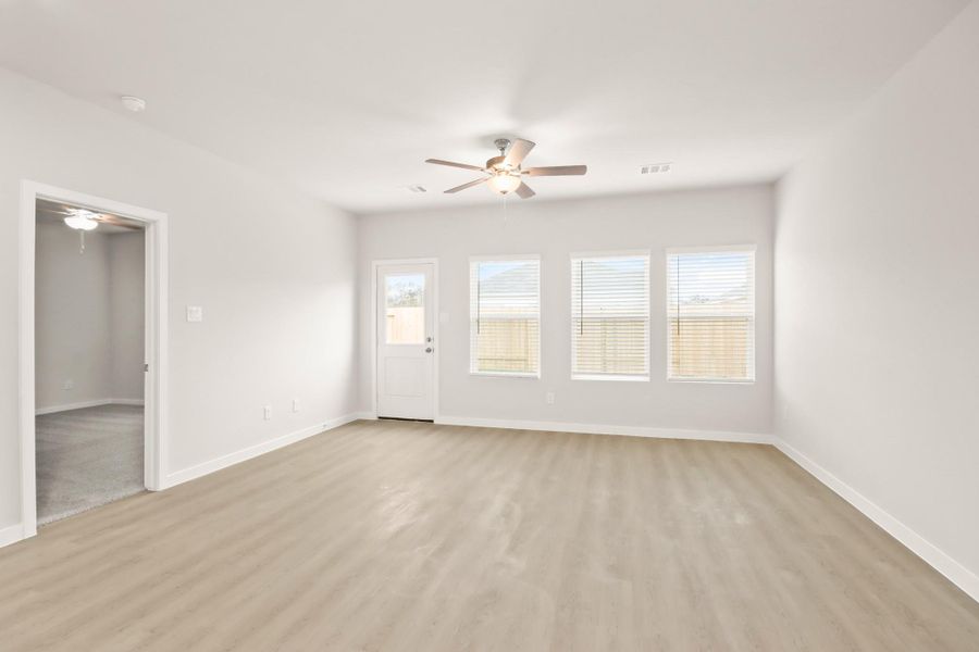 Spacious, unfurnished interior of a new home in Crockett Meadows, Conroe (Image 15).