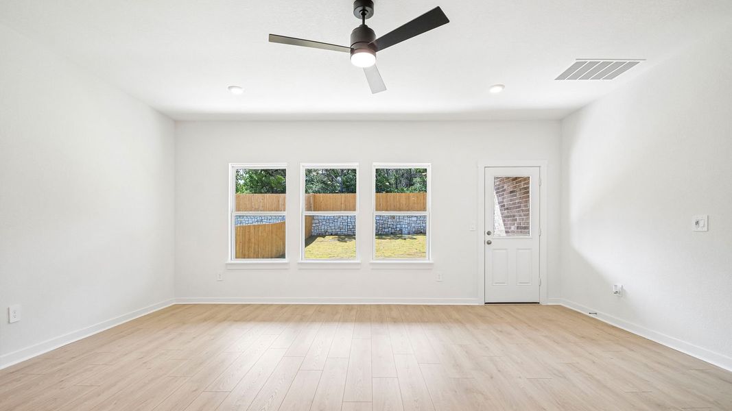 Spacious, unfurnished interior of a new home in Rosenbusch Ranch, Leander (Image 17).