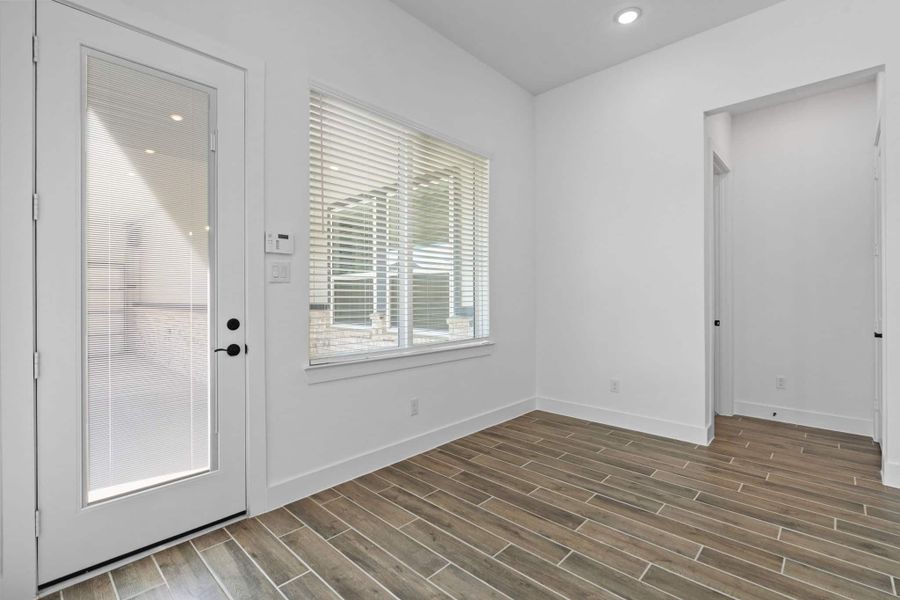 Spacious, unfurnished interior of a new home in Riceland, Mont Belvieu (Image 16).