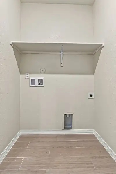 Spacious, unfurnished interior of a new home in Desert Breeze, Horizon City (Image 27).