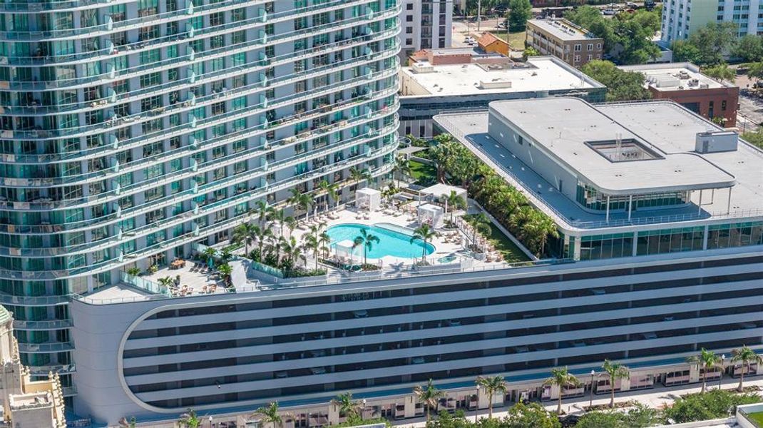 Condo located in St. Petersburg, FL showcasing its design and architecture (Image 55).