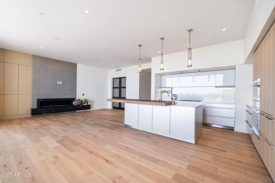 Ascent 304 living area