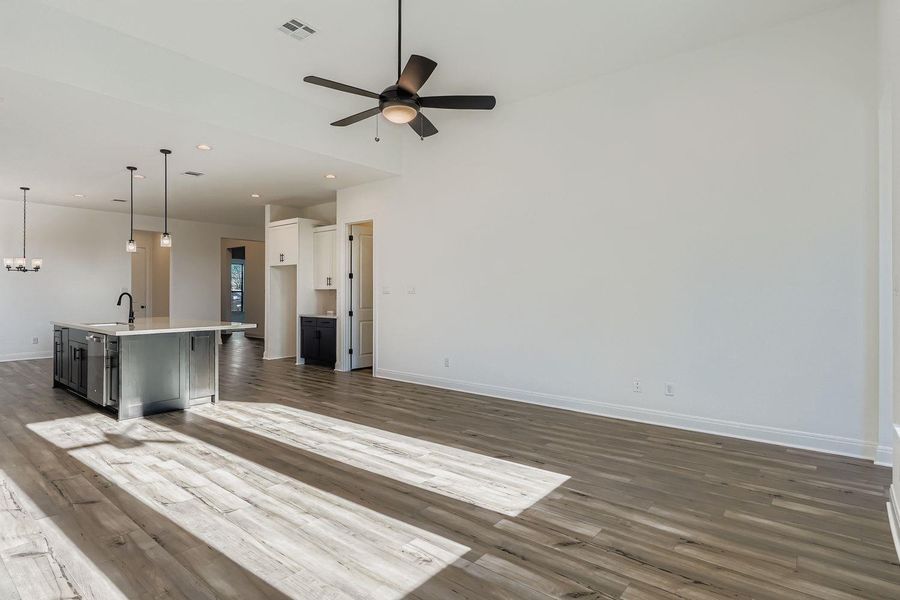 Spacious, unfurnished interior of a new home in 6 Creeks, Kyle (Image 7).