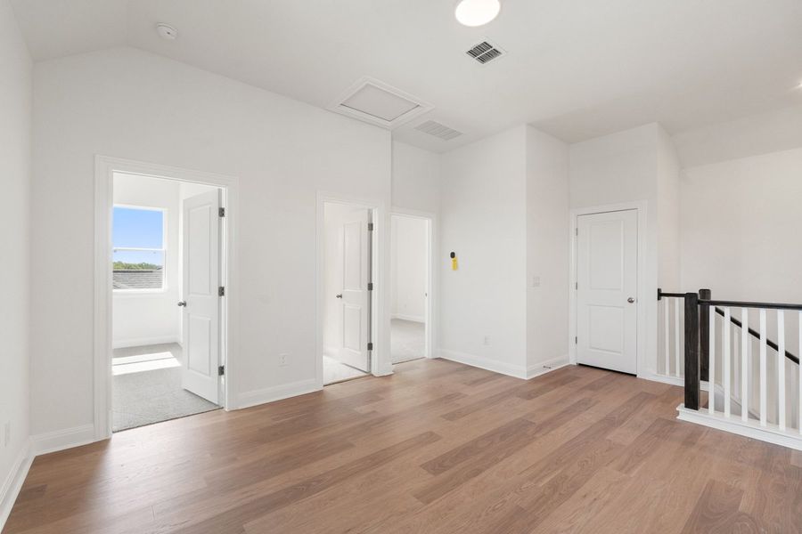 Spacious, unfurnished interior of a new home in Persimmon, Buda (Image 27).
