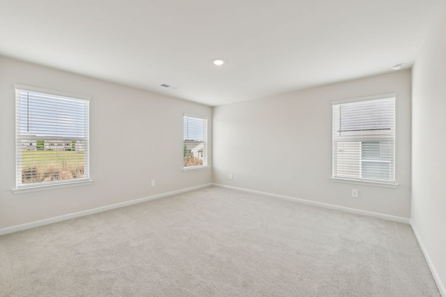 Spacious, unfurnished interior of a new home in Hawthorne Station, College Park (Image 16).