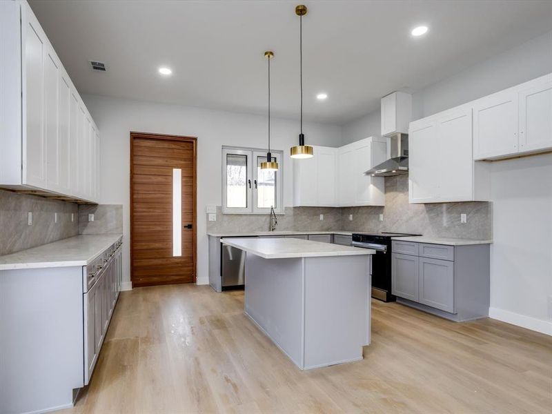 Furnished interior view inside a new home in , Grand Prairie (Image 11).