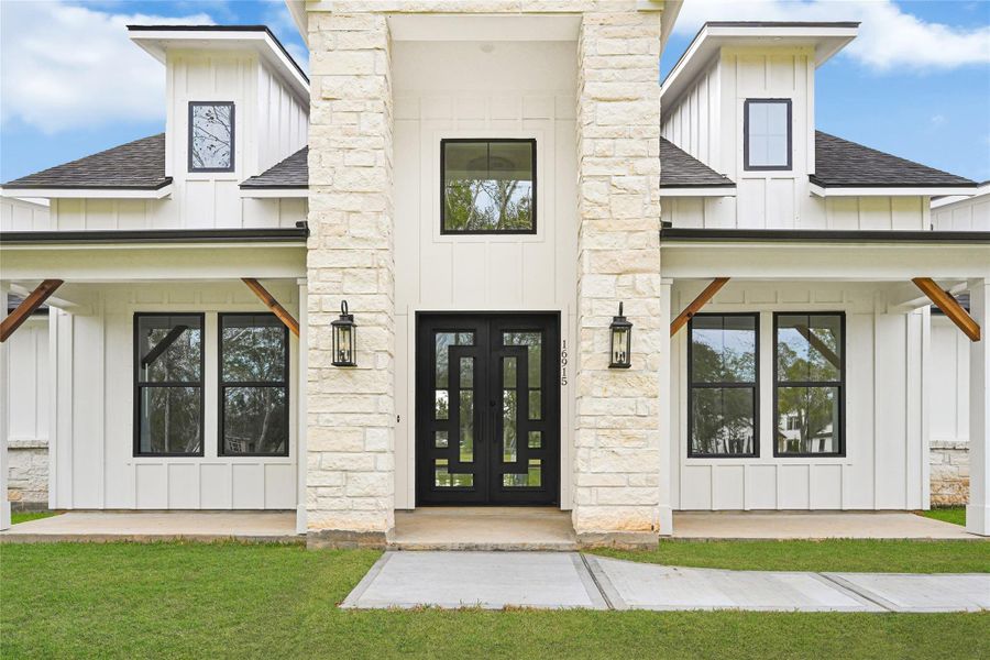 Exterior details and patio area of a home in , Rosharon (Image 22).