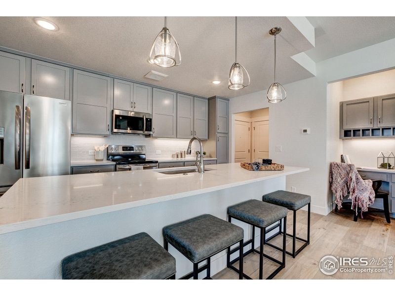 Large island w/ extra seating space for entertaining