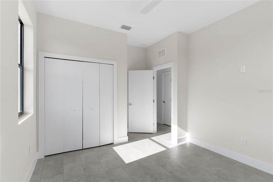 Spacious, unfurnished interior of a new home in , Tampa (Image 20).