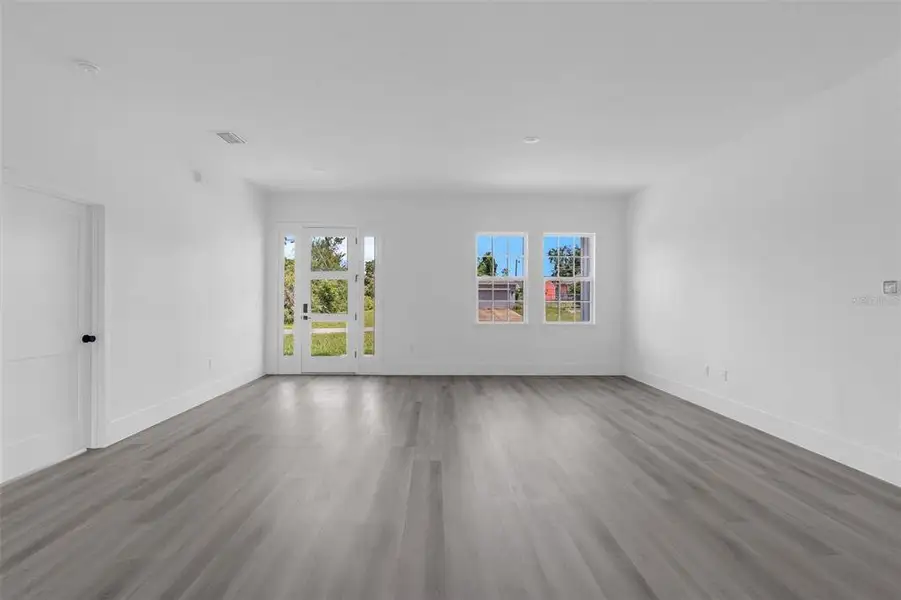 Spacious, unfurnished interior of a new home in , Ocala (Image 31).