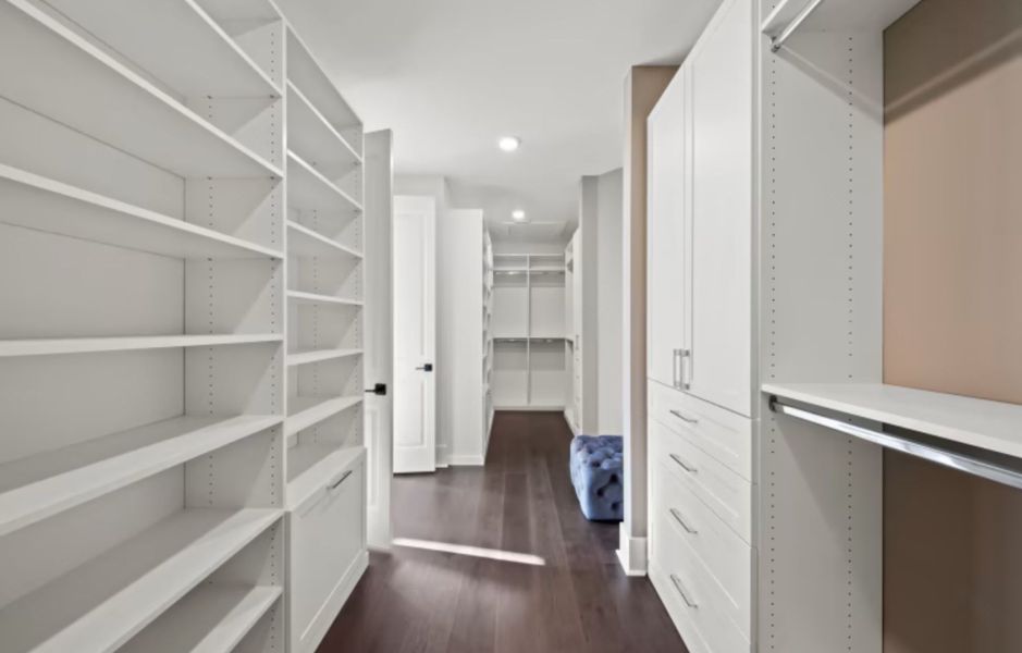 Large Owner's Walk-In Closet