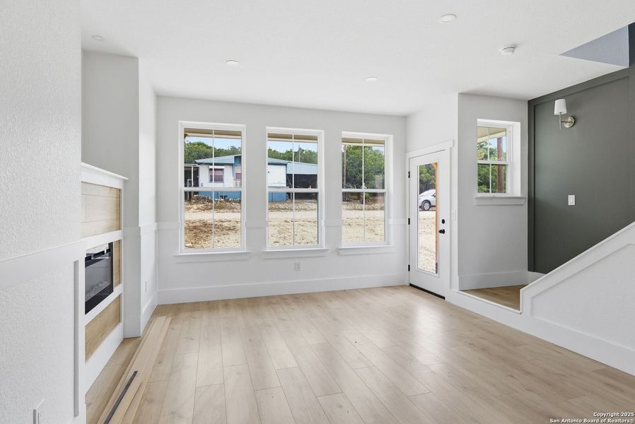 Spacious, unfurnished interior of a new home in , Bandera (Image 9).