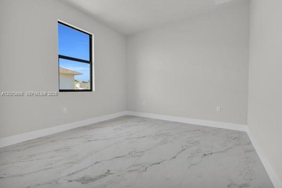 Spacious, unfurnished interior of a new home in , Cape Coral (Image 36).