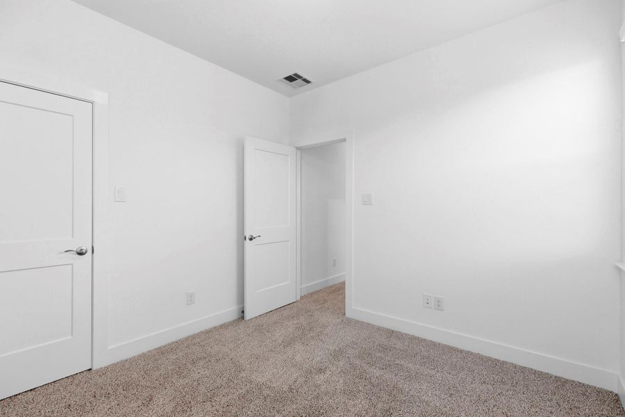 Spacious, unfurnished interior of a new home in Blue Heron, Mont Belvieu (Image 24).