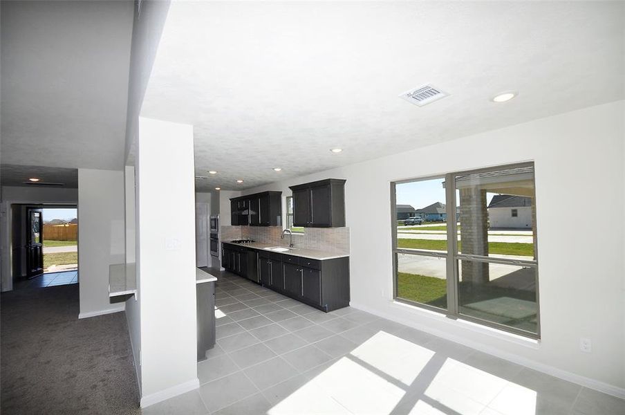 Breakfast Room with natural light, bright and cheerful.