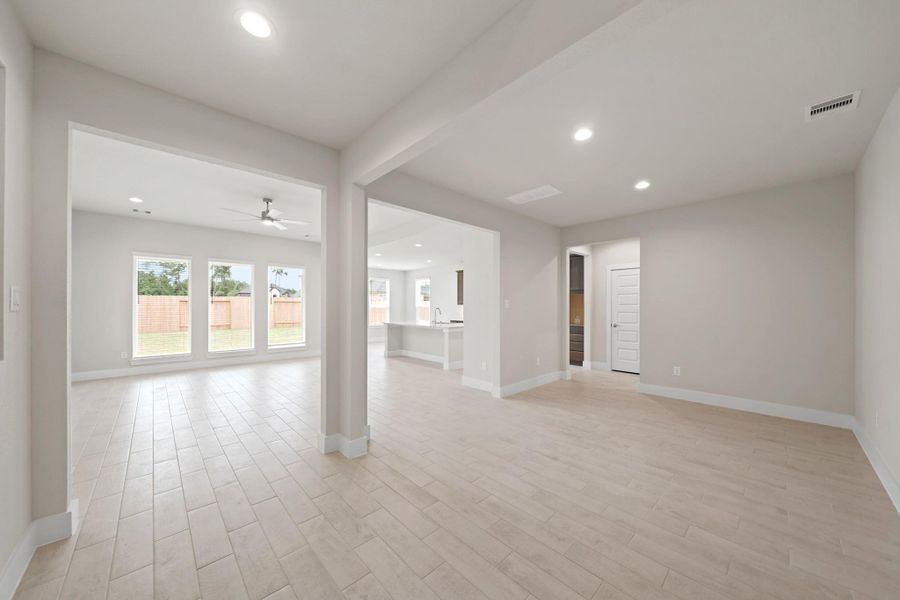 Spacious, unfurnished interior of a new home in Barton Creek Ranch, Conroe (Image 7).