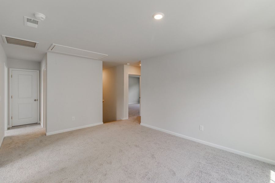 Spacious, unfurnished interior of a new home in Bluefield, Lexington (Image 34).