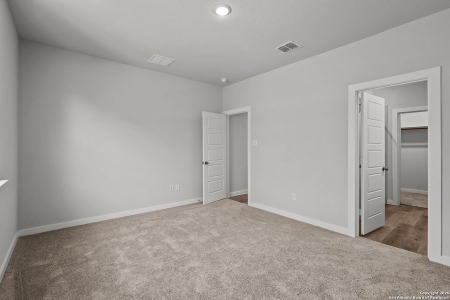 Spacious, unfurnished interior of a new home in Senna, Leon Valley (Image 23).