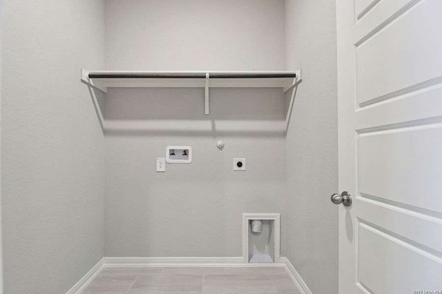 Spacious, unfurnished interior of a new home in Kallison Ranch, San Antonio (Image 34).