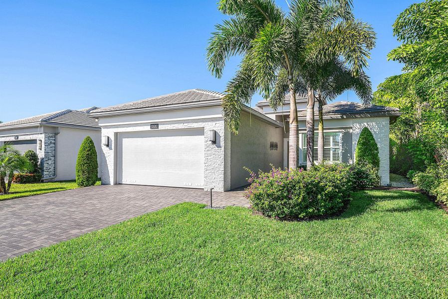 Exterior details and patio area of a home in , Boynton Beach (Image 19).