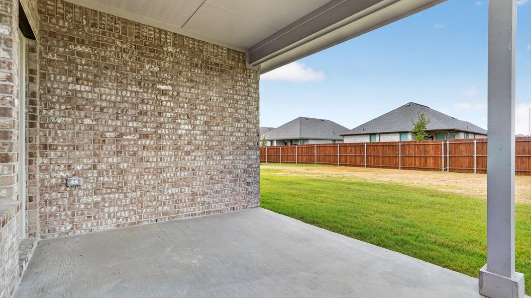 Exterior details and patio area of a home in Saratoga, Granbury (Image 3).