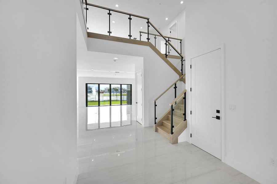 Spacious, unfurnished interior of a new home in Apex at Avenir, Palm Beach Gardens (Image 52).