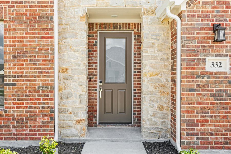 Exterior details and patio area of a home in Dove Hollow, Waxahachie (Image 3).