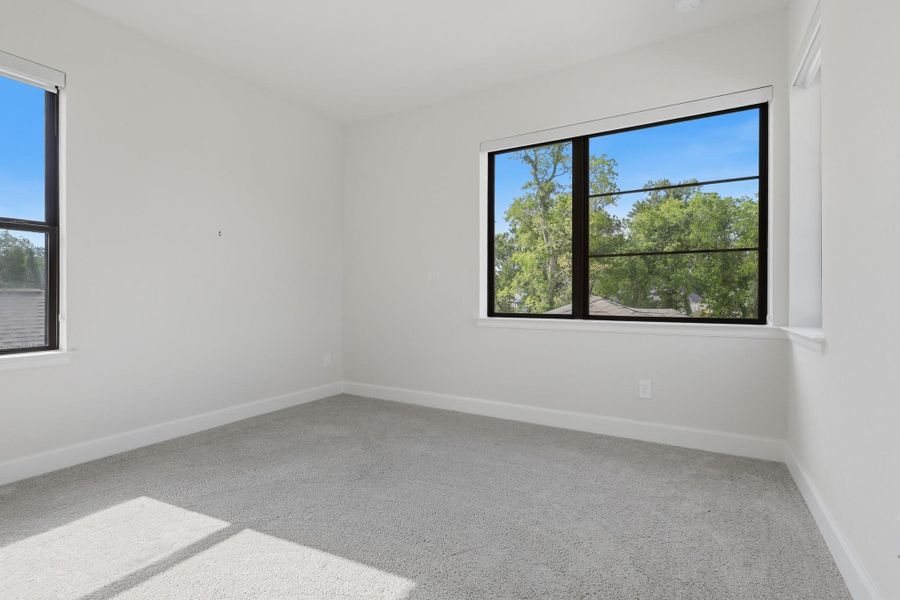 Spacious, unfurnished interior of a new home in Sienna, Missouri City (Image 34).