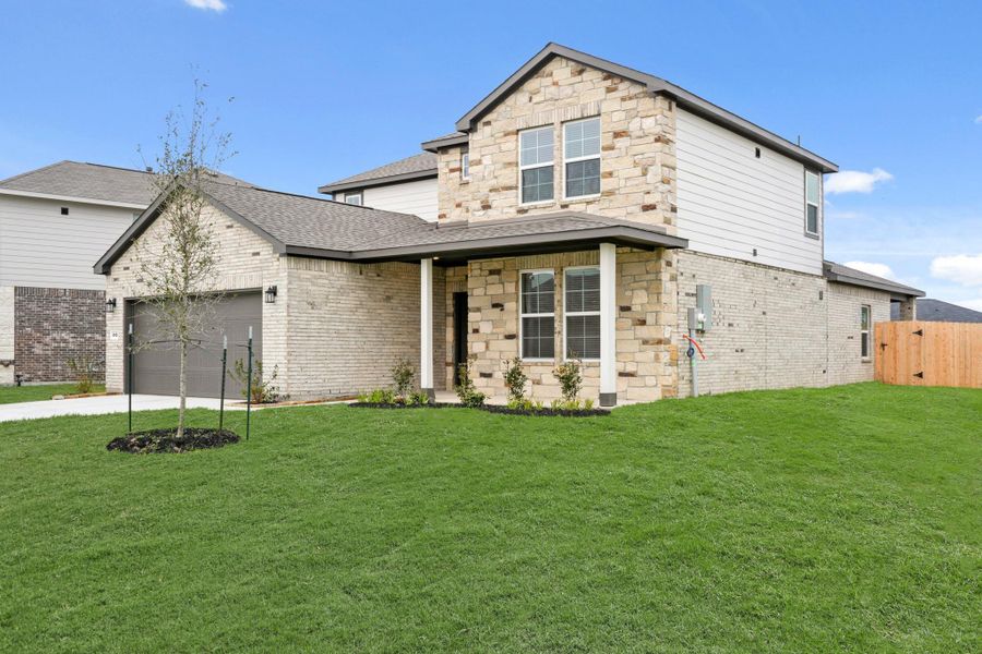 Exterior details and patio area of a home in Pearlbrook, Texas City (Image 4).