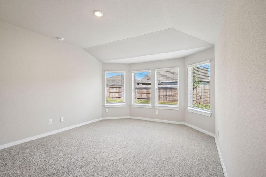 Spacious, unfurnished interior of a new home in Southwinds, Baytown (Image 27).