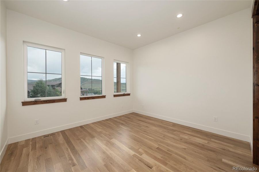 Spacious, unfurnished interior of a new home in , Granby (Image 21).