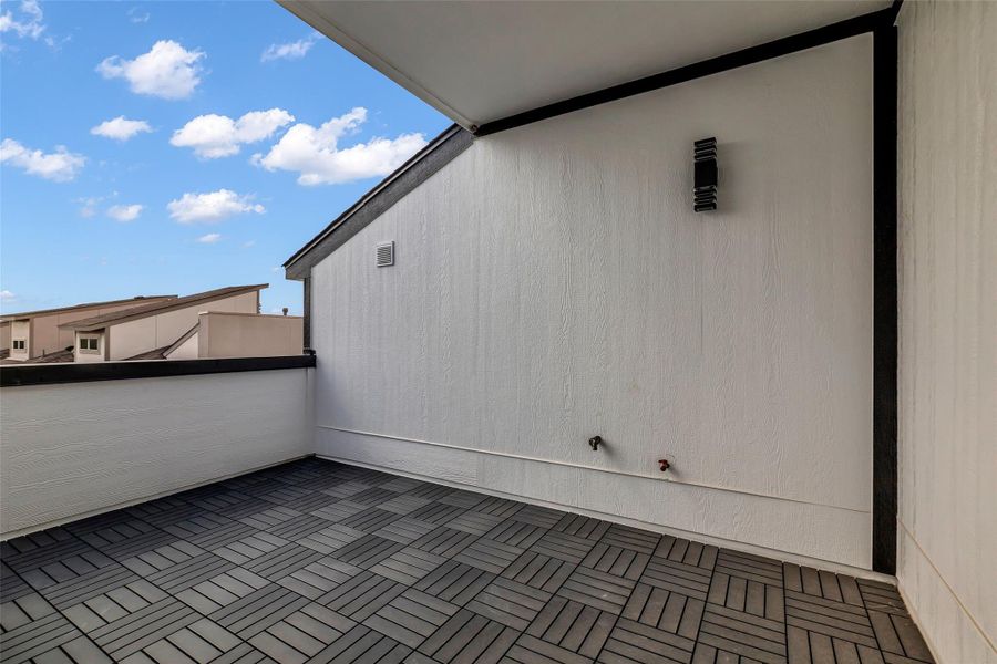 The deck offers views of the surrounding buildings and houses, creating an open and inviting outdoor space. The deck offers views of the surrounding buildings and houses, creating an open and inviting outdoor space.