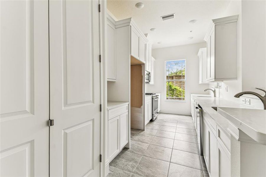 Furnished interior view inside a new home in , Lakewood Ranch (Image 4).