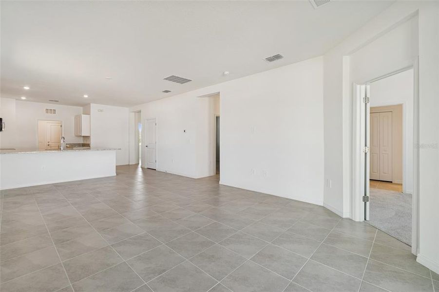 Spacious, unfurnished interior of a new home in Southpointe, Palmetto (Image 10).