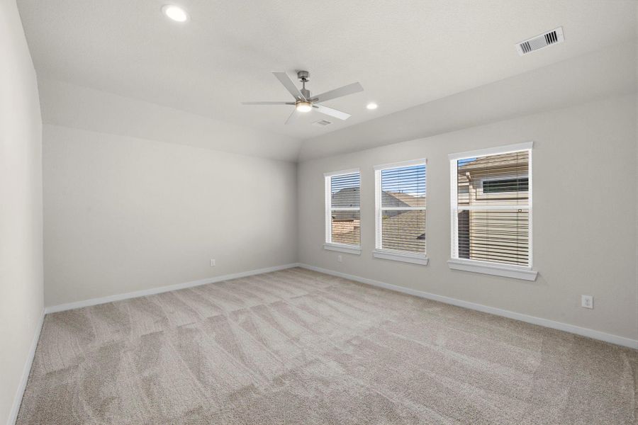 Spacious, unfurnished interior of a new home in Barton Creek Ranch, Conroe (Image 24).