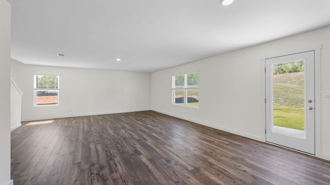 Spacious, unfurnished interior of a new home in Owensby Farms, Dayton (Image 15).