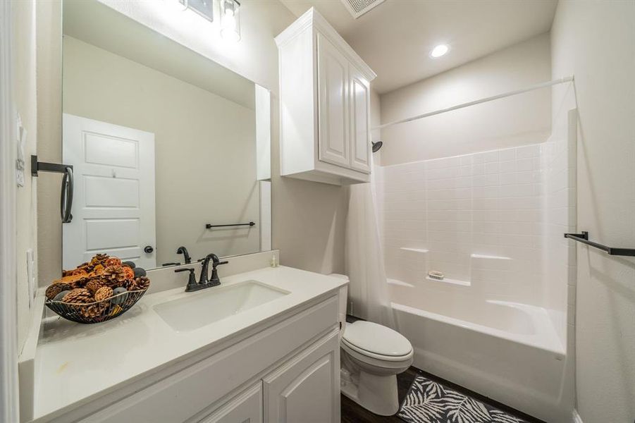 Furnished interior view inside a new home in , Alvarado (Image 13).