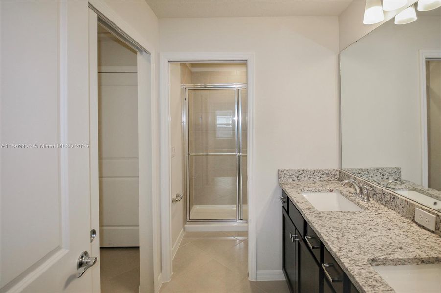 Furnished interior view inside a new home in , Clermont (Image 24).