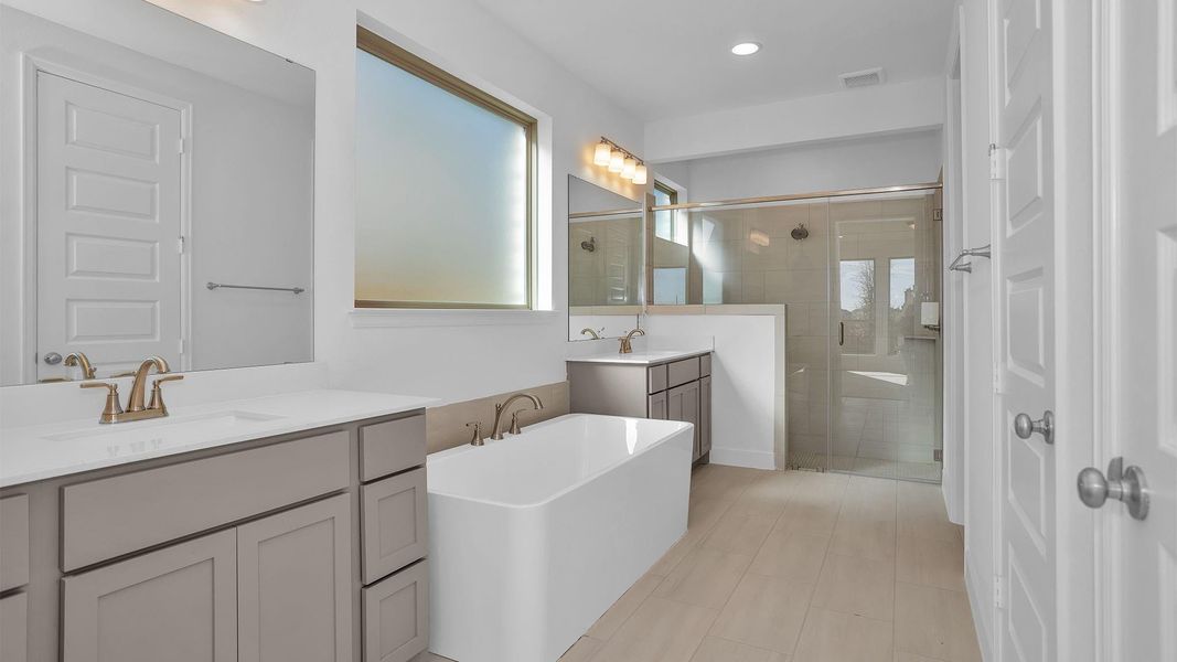 Furnished interior view inside a new home in Valencia, Manvel (Image 9).